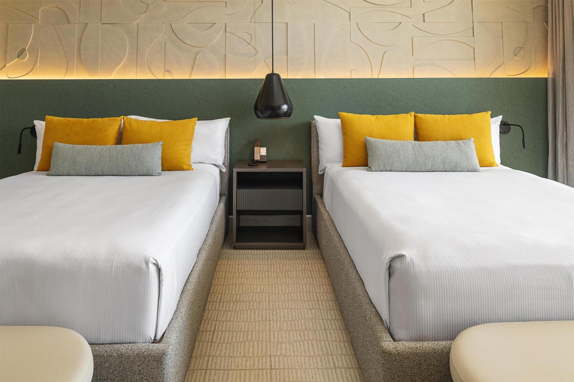 Quarto Queen com 2 Camas Queen-size e Vista do Mar